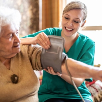 Pfleger Pflegekraft Altenpfleger Foto iStock PIKSEL